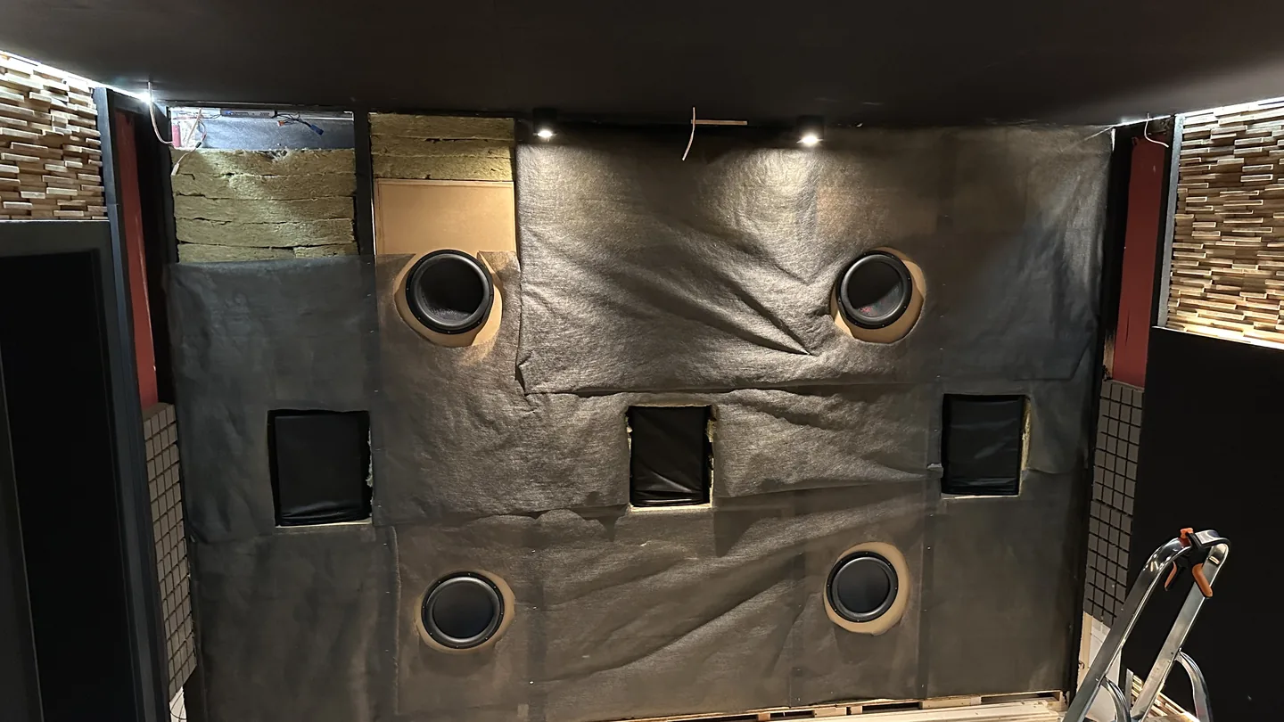 DBA-Wand mit vier sichtbaren Tieftönern, Mineralwolldämmung und teilweise montierter schwarzer Stoffabdeckung