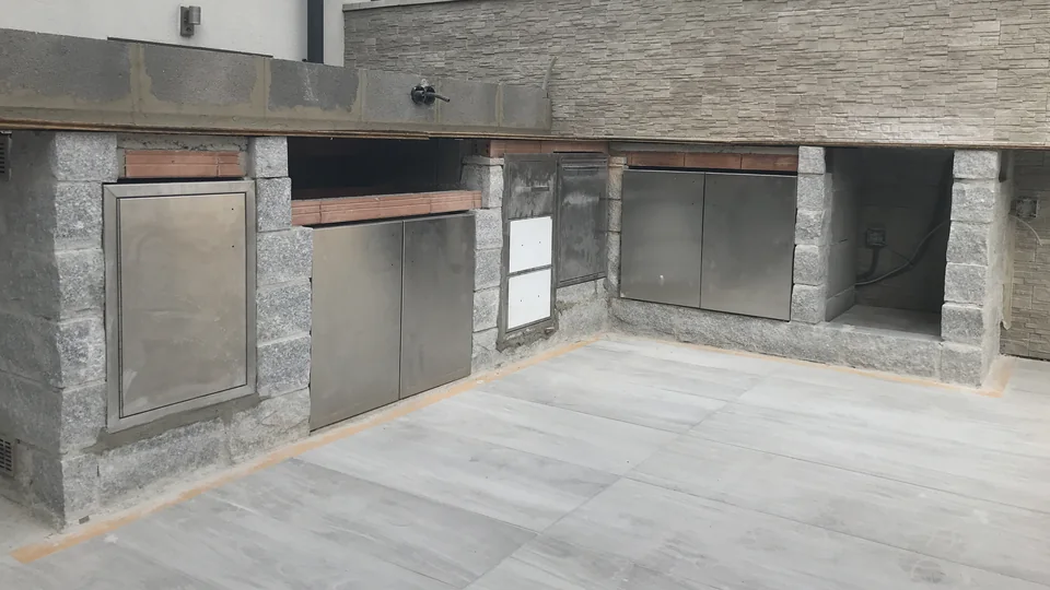 U-förmiger Küchenunterbau mit eingesetzten Metalltüren und Schubladen vor der Montage der Arbeitsplatte