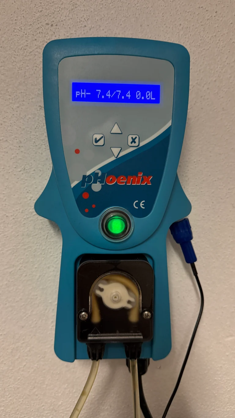 pH-Regler mit Dosierpumpe und einem angezeigten Mess- und Sollwert von 7,4.