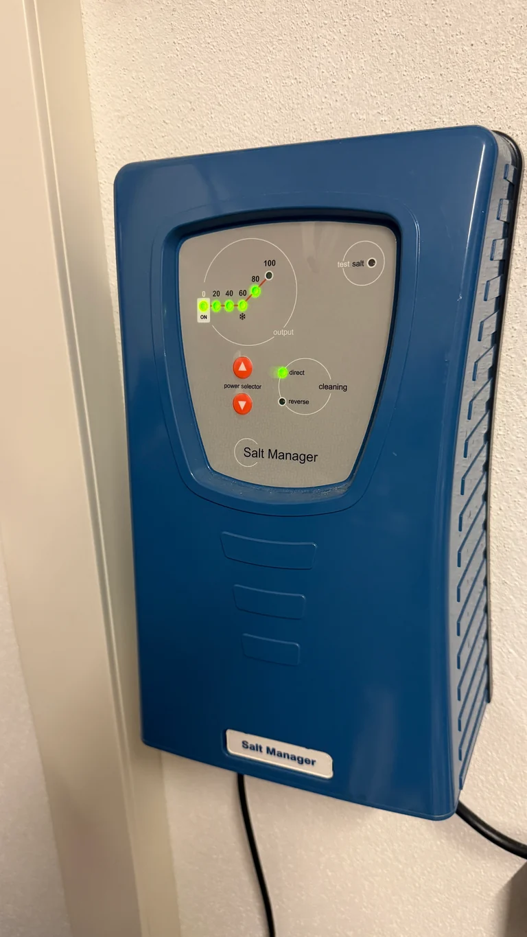 Steuergerät der Salzelektrolyse mit leuchtender Leistungsanzeige im Technikraum.