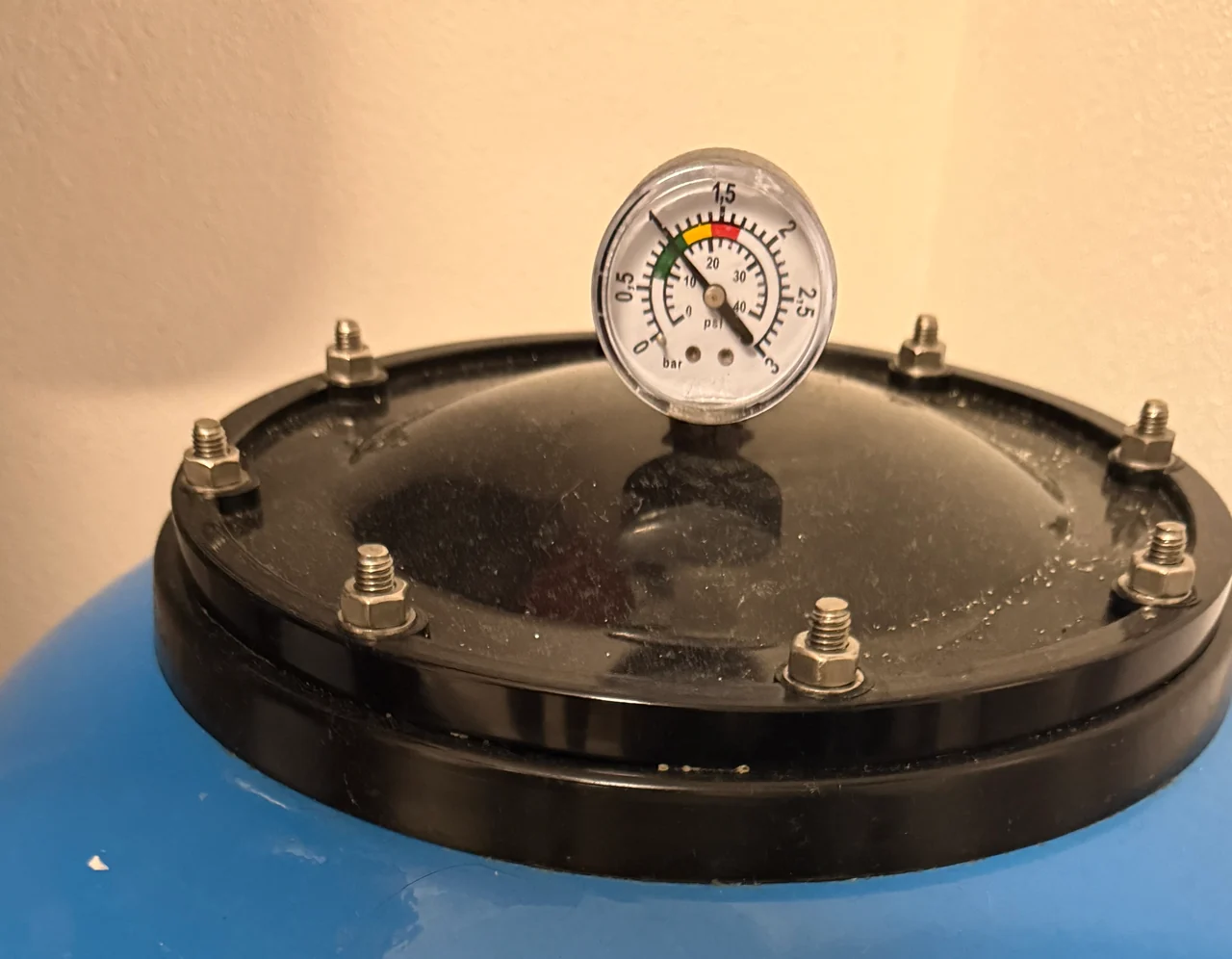 Manometer auf dem Deckel des blauen Sandfilters im Pooltechnikraum.