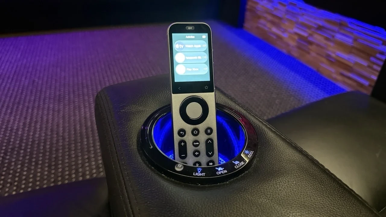 SofaBaton X2 mit geöffneten Heimkino-Aktivitäten am blau beleuchteten Sitzplatz.